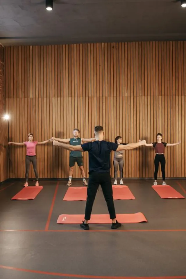 Une séance de sport collectif en salle.