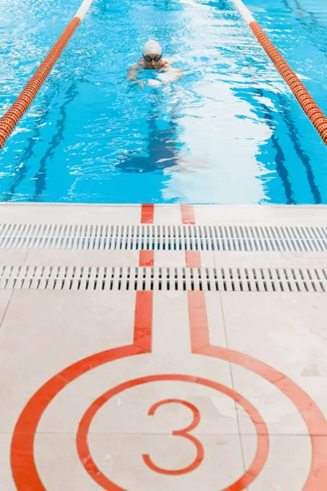 Une séance de natation dans une piscine intérieure.